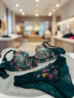 ست لباس زیر توری سبز زمردی TRT – مدل گل‌دار هنری فانتزی Double Beautiful با تور شفاف و طرح گل‌های رنگارنگ