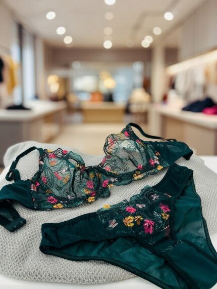 ست لباس زیر توری سبز زمردی TRT – مدل گل‌دار هنری فانتزی Double Beautiful با تور شفاف و طرح گل‌های رنگارنگ