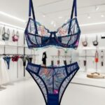 نام‌های جایگزین خلاقانه و زیبا (برای تنوع در عنوان یا متا): ست Double Beautiful آبی اقیانوسی – تور شفاف با طرح پروانه‌ای رنگین‌کمان TRT ست لباس زیر فانتزی Midnight Ocean TRT – تور بدن‌نما آبی تیره با درخشش نئونی و گل‌های هنری ست توری رویایی Sapphire Dream TRT – آبی پررنگ شفاف با طرح موج‌دار و رنگین‌کمان درخشان ست لباس زیر زنانه Aurora Blue TRT – پارچه توری مشکی-آبی با طرح هنری رنگارنگ و بندهای ظریف ست فانتزی Galaxy Lace TRT – آبی شب تاب شفاف با نقش پروانه و گل‌های نئونی توضیحات محصول کامل (سئو شده، حدود ۵۰۰ کلمه، طبیعی و فروشنده – مستقیم برای بخش Description ووکامرس): ست لباس زیر توری آبی نئونی TRT – مدل Double Beautiful فانتزی شفاف با طرح هنری رنگین‌کمان با ست لباس زیر توری آبی TRT مدل Double Beautiful، ترکیبی خیره‌کننده از زیبایی، شفافیت و درخشش را تجربه کنید! این ست فانتزی با پارچه تور بدن‌نما آبی تیره (آبی اقیانوسی/نئونی) و طرح هنری رنگین‌کمان و گل‌های درخشان، یکی از جذاب‌ترین مدل‌های جدید برند تیریتی است که هم برای لحظات خاص و رمانتیک و هم زیر لباس‌های مجلسی شفاف یا جذب، فوق‌العاده به نظر می‌رسد. ویژگی‌های کلیدی ست لباس زیر توری آبی TRT: رنگ: آبی پررنگ نئونی با درخشش رنگین‌کمانی (تن‌خور عالی روی پوست‌های روشن تا تیره – حس لوکس و مدرن می‌دهد) جنس: تور شفاف و لطیف با طرح چاپی هنری (گل‌دار + پروانه‌ای رنگارنگ) + داخل کاپ نخی ضدحساسیت برای راحتی تمام‌روز طراحی سوتین: کاپ فنردار (push-up طبیعی و فرم‌دهی زیبا)، بندهای نازک قابل تنظیم، لبه دانتل ظریف، پشت قزن چند ردیفه شورت: مدل بکلس/تیک‌تک با فاق متوسط، لبه تور گل‌دار، بدون ایجاد خط زیر لباس‌های جذب سایزبندی: XL (مناسب سایز ۸۵–۹۰ – برای سایز دقیق جدول زیر را ببینید) کیفیت: دوخت حرفه‌ای برند TRT، مقاوم در شستشو، حفظ رنگ و فرم بعد از چندین بار استفاده مناسب برای: استفاده روزانه خاص، زیر لباس مجلسی، هدیه فانتزی، لحظات رمانتیک این ست توری فانتزی آبی با پارچه سبک و تنفس‌پذیر، همزمان حس لوکس و جسورانه‌ای به شما می‌دهد. طرح رنگین‌کمانی روی تور شفاف، زیر نور ملایم درخشش جادویی ایجاد می‌کند و ظاهر بسیار جذاب و متفاوت می‌سازد – دقیقاً آنچه از یک محصول لباس زیر فانتزی TRT انتظار دارید! جدول سایزبندی تقریبی: سایزدور زیر سینه (cm)دور روی سینه (cm)XL۸۳–۹۰۹۸–۱۰۵ چرا این ست را از trtbrand.com بخرید؟ تولید مستقیم کارخانه تیریتی – قیمت رقابتی کیفیت تضمینی + بسته‌بندی شیک و محرمانه ارسال سریع به سراسر ایران موجودی محدود مدل‌های جدید – زود اقدام کنید! اگر به دنبال خرید ست لباس زیر توری آبی فانتزی، ست توری بدن‌نما TRT یا لباس زیر خاص و هنری هستید، همین حالا این مدل زیبا را به سبد خرید اضافه کنید و زیبایی‌تان را دوچندان کنید! 💙✨