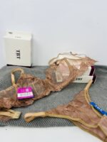 این ست عمده شامل سوتین نیمه‌کاپ توری و شورت لامبادا/باسن‌نما با تم پاییزی گرم و لوکس: تور گاز ایتالیایی اصل شفاف و لطیف با گل‌های رز سه‌بعدی گلدوزی‌شده (برجسته و چندرنگ هلویی/صورتی گرم/طلایی) – یکی از بهترین انتخاب‌ها برای فصل پاییز و زمستان ۱۴۰۴–۱۴۰۵ در بازار عمده. فنر درجه یک ترکیه‌ای با روکش نخی نرم و ضد حساسیت ۱۰۰٪ – بدون ایجاد حساسیت پوستی، مناسب استفاده طولانی‌مدت در هوای سرد. بندهای شانه قابل تنظیم + قلاب پشت ۳ ردیفه با روکش پارچه‌ای هلویی – فیت عالی و راحتی بالا در سایزهای مختلف. شورت با حاشیه تور گاز و گلدوزی هماهنگ، فاق نخی تنفس‌پذیر – دوخت حرفه‌ای بدون درز آزاردهنده زیر لباس‌های پاییزی و زمستانی. رنگ هلویی گرم (peach nude) – رنگ پاییزی شیک و گرم که زیر لباس‌های کرم، قهوه‌ای، بژ و مشکی عالی می‌نشیند و فروش بالایی در فصل پاییز دارد. ویژگی‌های کلیدی عمده: ضد حساسیت و تنفس‌پذیری مناسب فصل سرد گلدوزی سه‌بعدی برجسته – جلوه لوکس و متفاوت برای مشتریان نهایی دوخت تمیز بدون برجستگی – ایده‌آل زیر لباس‌های بافتنی و مانتو بسته‌بندی لوکس TRT با جعبه اختصاصی برای پخش و انبار آسان مزایای خرید عمده از TRT: قیمت مستقیم تولیدی بدون واسطه – حاشیه سود عالی در فصل پاییز سایزبندی کامل: سوتین ۷۵–۸۰–۸۵–۹۰ | شورت فری‌سایز با تنظیم بند امکان سفارش ترکیبی (هلویی پاییزی + مشکی + صورتی و غیره) حداقل سفارش پایین برای همکاری جدید ارسال سریع به سراسر کشور + بسته‌بندی محرمانه و مقاوم پشتیبانی ویژه: لیست قیمت فصلی، کاتالوگ HD، نمونه کالا، شرایط همکاری انعطاف‌پذیر